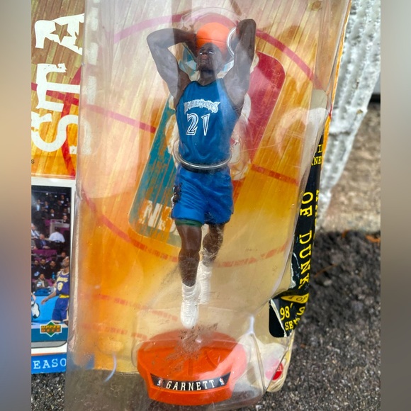 1998-99 NBA Super Stars Kevin Garnett Action Figure Season Collectible Card - Picture 3 of 4